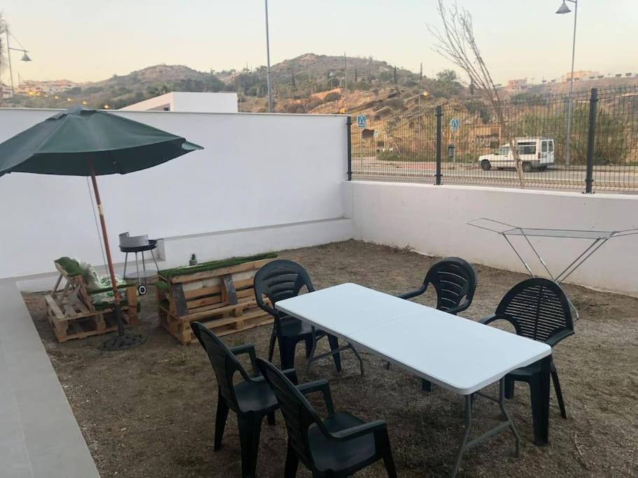 Bajo Con Jardin En Primera Linea De Playa Málaga Dış mekan fotoğraf