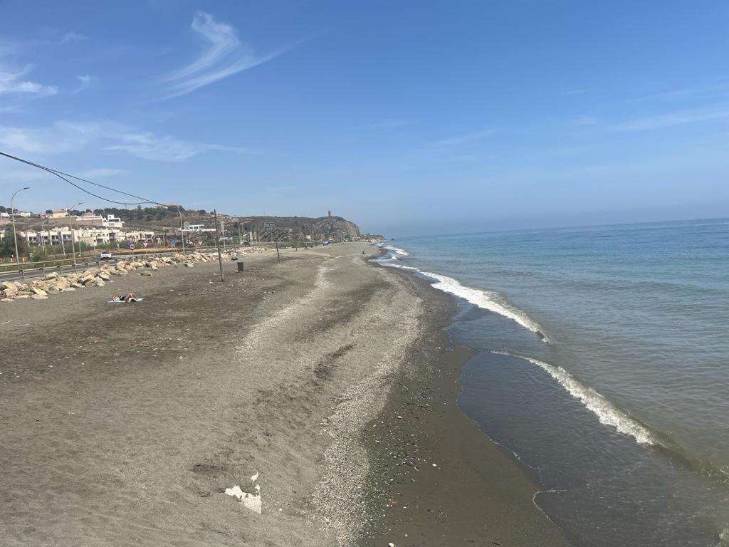 Bajo Con Jardin En Primera Linea De Playa Málaga Dış mekan fotoğraf
